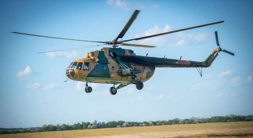 Katonai helikopter Hajdúszoboszló fölött – sorra ugrottak ki belőle a felderítő katonák – fotók, videó