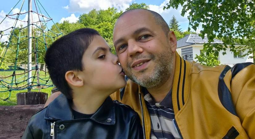Ádám minden vágya, hogy 9 éves kisfia, Léni végre megszólaljon: júniusban újabb lépéssel közelebb kerülnek a célhoz