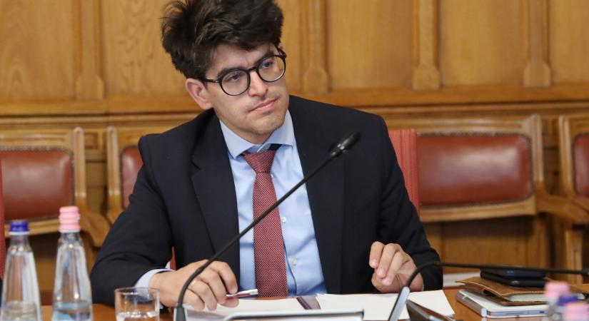 Külügy: politikusi haverok, sportegyesületek, NER-es üzleti körök sora kapott minden indok nélkül diplomata-útlevelet