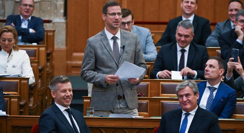 Magyar Péter beült Gulyás Gergely elé, aki nagy tapsot is kapott a Tiszától
