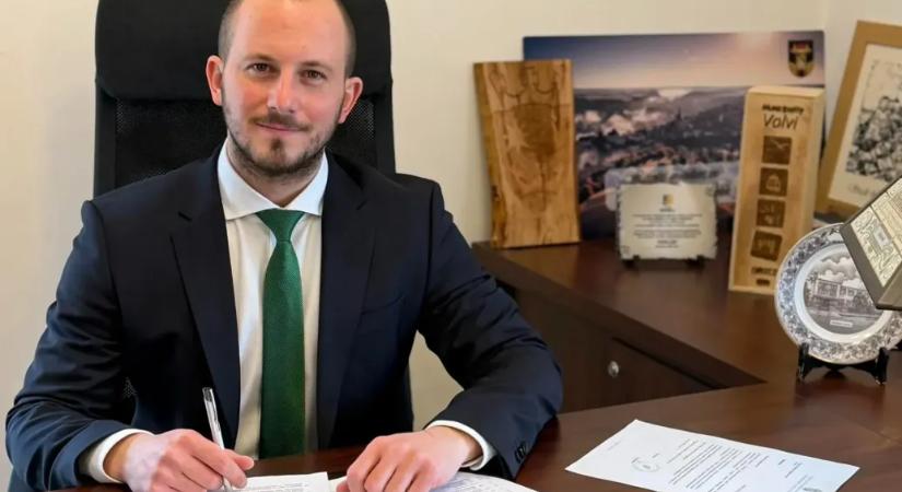 Megszüntették az anyjának kamu parlamenti állást intéző halásztelki polgármester bűnügyi felügyeletét