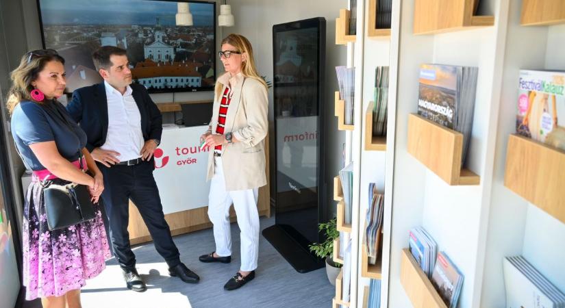 Információs pont turistáknak Győr szívében: fotókon az új Tourinform-pont