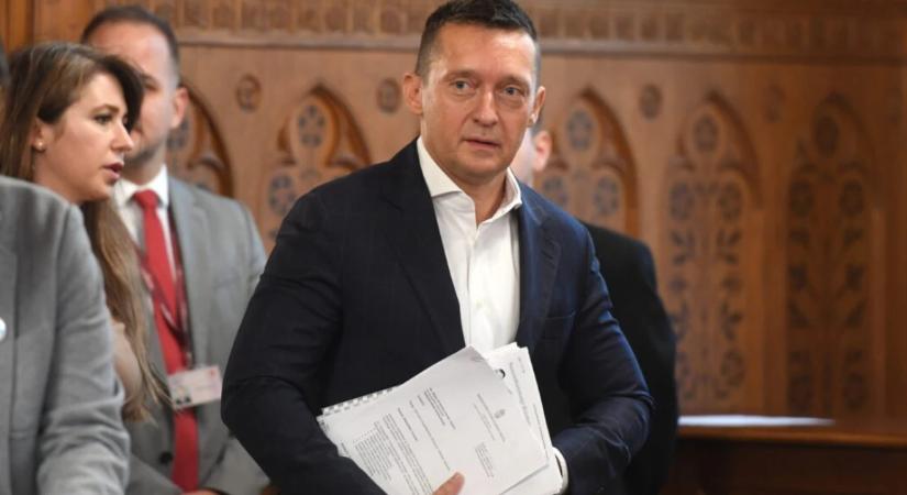 A képek alapján úgy fest, hogy Rogánnak új kedvenc közlekedési eszköze van