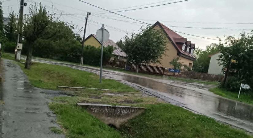 Nyakunkon az ítéletidő: megérkeztek a heves zivatarok, sorban esnek el a nyugati megyék