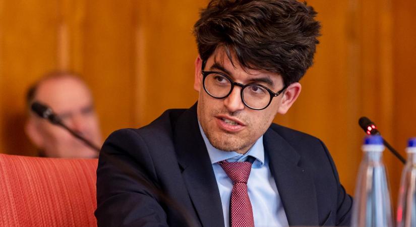 Politikusi haverok, sportegyesületek, NER-es üzleti körök és külföldi kötődésű személyek egész sora kapott érdemtelenül diplomata-útlevelet