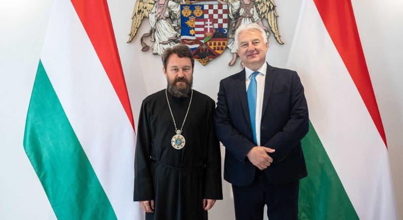 Hilarion metropolita szerint „majdnem megfagyott” az őrizetben, miközben Csehországban éppen hőhullám tombol