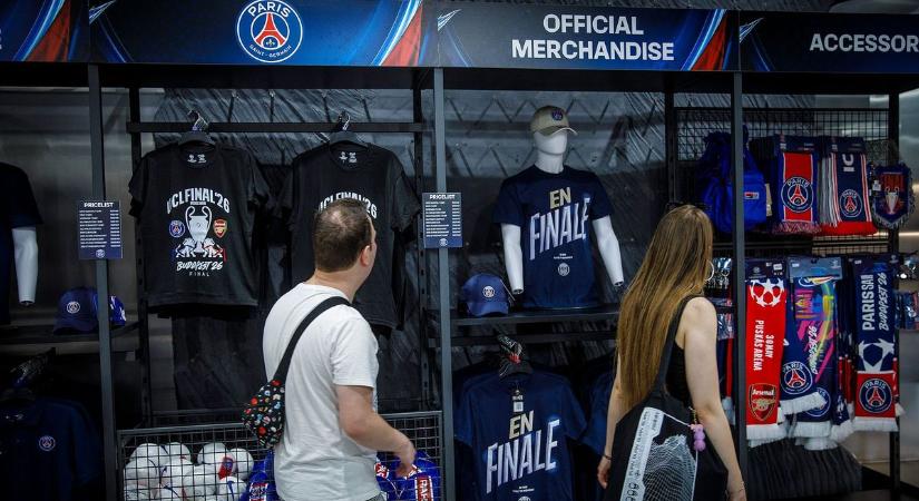 Párizsi invázió Budapest belvárosában: megtaláltuk a PSG pop-up boltjait – mélyen zsebbe kell nyúlni, ha mezzel és sállal akar ünnepelni