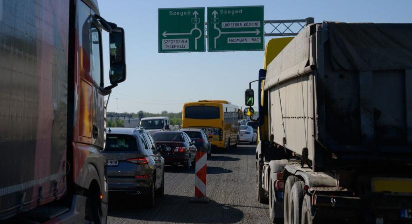 Már másfél órát is araszolnak az autósok Szegednél, sokaknak fogy a türelme