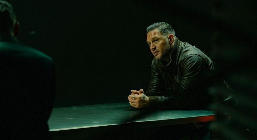 'Karrier-öngyilkosság': Tom Hardy még Helen Mirrent és Pierce Brosnant is órákig várathatta a Gengsztervilág 2. évadának forgatásán