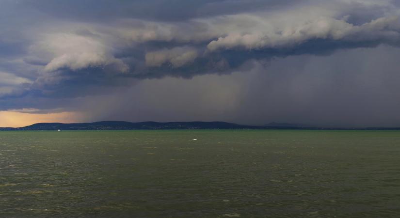 Peremfelhős viharok csaptak le a Balatonra