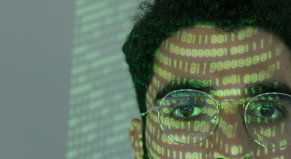 AI-gyanús szöveg nyerhette a brit irodalmi versenyt, de a szerző körül is egyre több a furcsaság