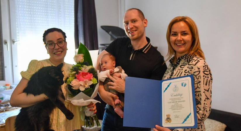 Még alig néhány hetes, mégis nagy elismerésben részesült a debreceni kisfiú