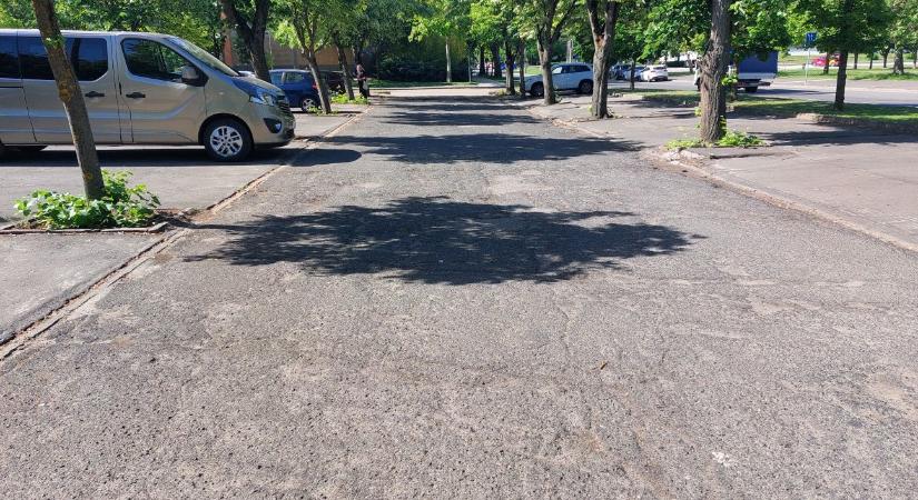 Június harmadikáig még parkolhatnak a Gesztenyés utcában