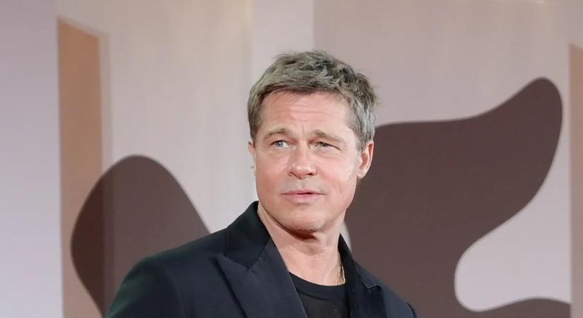 Monoklival a szemén, lángoló vörös hajjal fotózták le Brad Pitt és Angelina Jolie 17 éves fiát