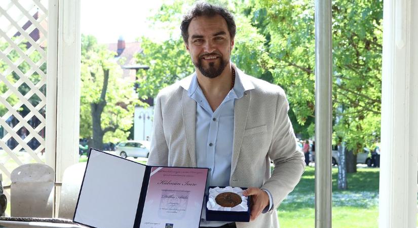 Különleges díjat vehetett át Dolhai Attila
