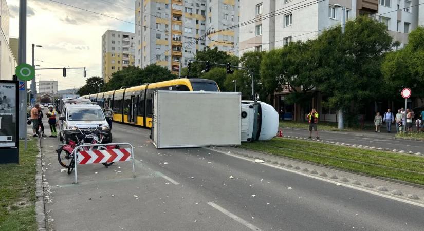Villamossal ütközött, majd felborult egy kisteherautó az Etele úton, leállt a villamosforgalom
