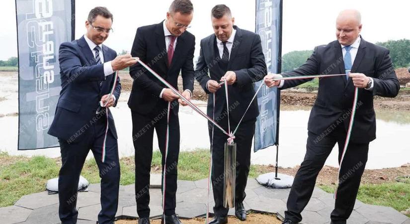 1,1 milliárdért árulja a házát Szijjártó Péter szomszédja, akinek cége milliárdos támogatást kapott a választás előtti napokban