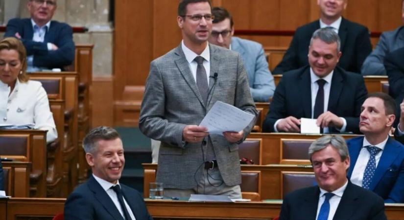 Ilyen az, amikor a Fidesz frakcióvezetője vastapsot kap a TISZA frakciótól