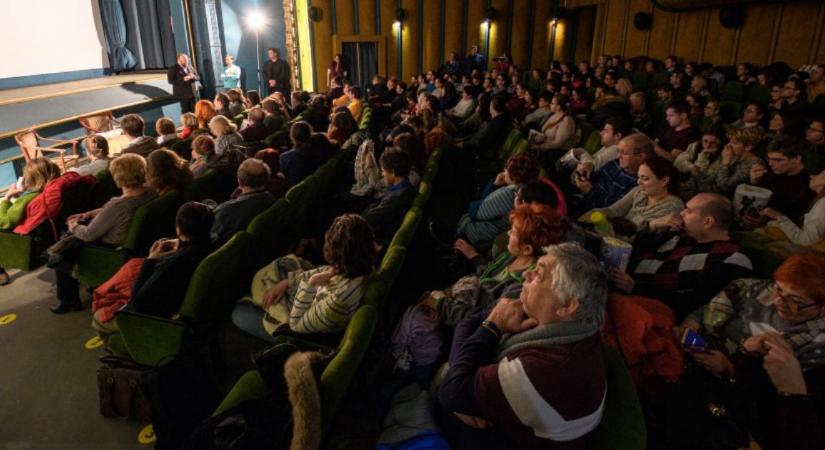 Folyamatos filmvetítéssel búcsúznak a nagyteremtől a debreceni moziban