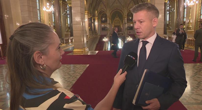 Magyar Péter az RTL-nek: belefér, hogy a parlamenti ülésen odamenjen Gulyás Gergelyhez