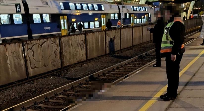 Durva támadás a vasútállomáson: leköpték és megdobálták
