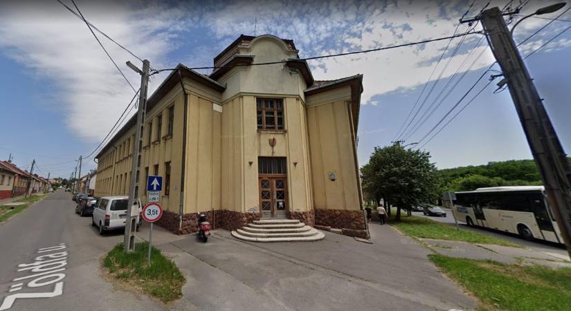 Napi Darwin-díjasok: nekiálltak bontani egy kaposvári iskola falát a fémtolvajok