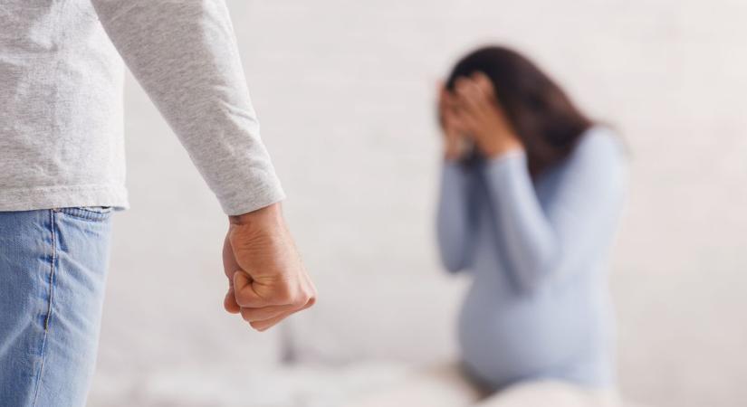Várandós testvérét bántalmazta, majd saját anyját is megütötte egy 15 éves fiú