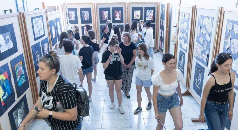 Sikerek és tehetségek – rangos eredmények az évzáró kiállításon a zalaegerszegi Ady-iskolában (galéria, videó)
