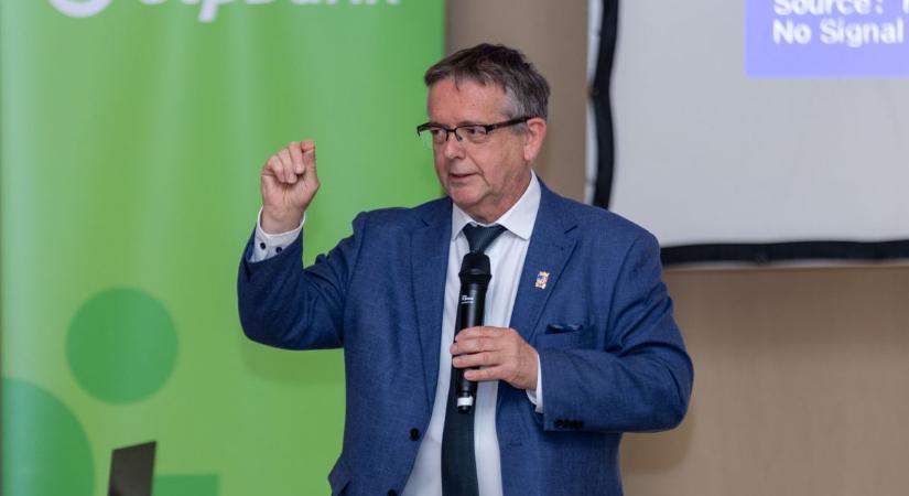 A jövő gazdasági kérdéseire keresték a válaszokat Tatán