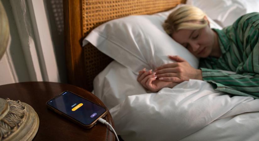 Rémhír vagy igazság: valóban káros telefon mellett aludni töltés közben?