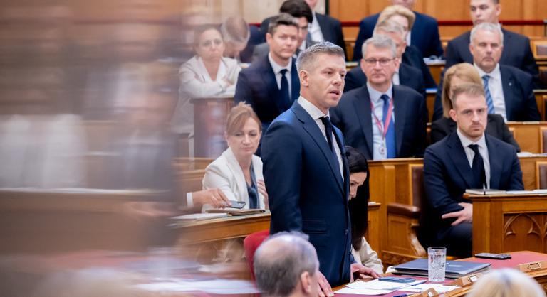 „Ezt a mesét Hollywoodban is megirigyelték volna” – Magyar Péter keményen beleállt a fideszes képviselőbe a Parlamentben