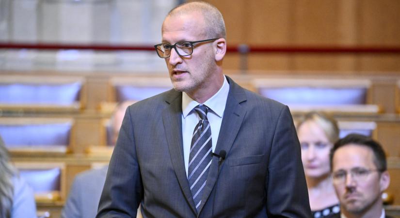 Házkutatást tartottak a minisztériumban, elképesztő állapotokat talált a NAV