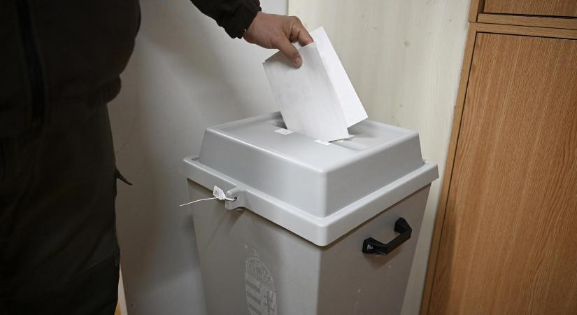 Gyanúsítottként hallgattak ki egy férfit, aki vásárlási utalványokkal vehetett fideszes szavazatokat Kerepesen