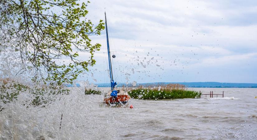 Megvadul a Balaton estére – másodfokú viharjelzés és erős szél jön a tóra