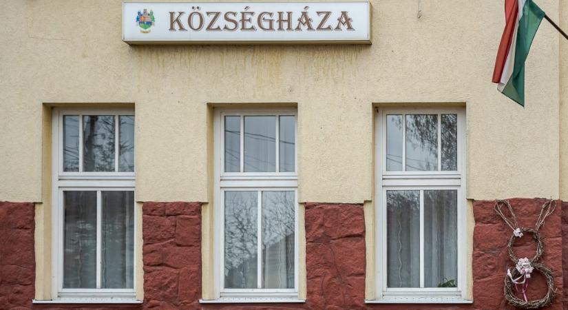 Az egyik önkormányzati szövetség vitatja a polgármesteri bércsökkentést, a másik egyeztetéseket sürget a kormánnyal