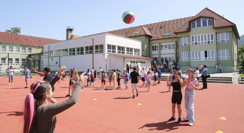 A gyermekek azonnal birtokba is vették a bélapátfalvi iskola megújult sportudvarát  Fotók