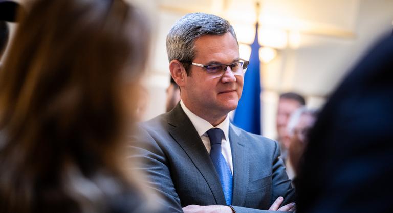 „Egy szexi ellenzéki politikus vagyok” – nyelvbotláson élcelődik a digitális detoxból visszatérő fideszes exállamtitkár