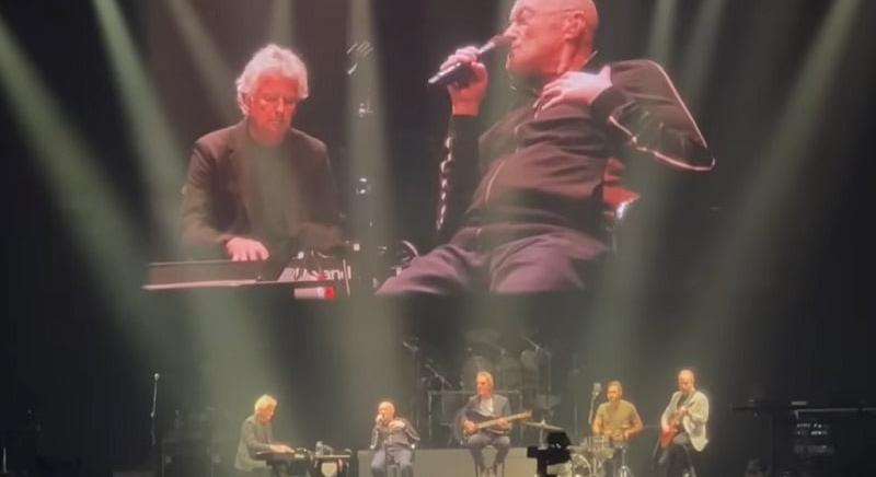 Már járni is alig bír Phil Collins, de III. Károlyra nem mondott nemet