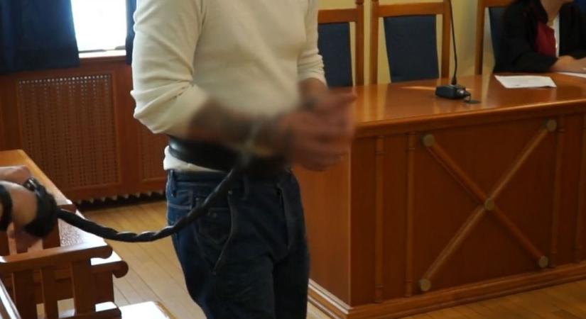 Őrjöngött a bíróságon a mezőkövesdi horrorférj, videón az elképesztő jelenet