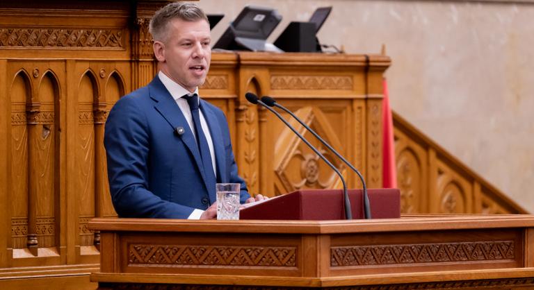 Több száz diplomata-útlevelet von be a Tisza-kormány, a Fidesz visszautasítja a vádakat