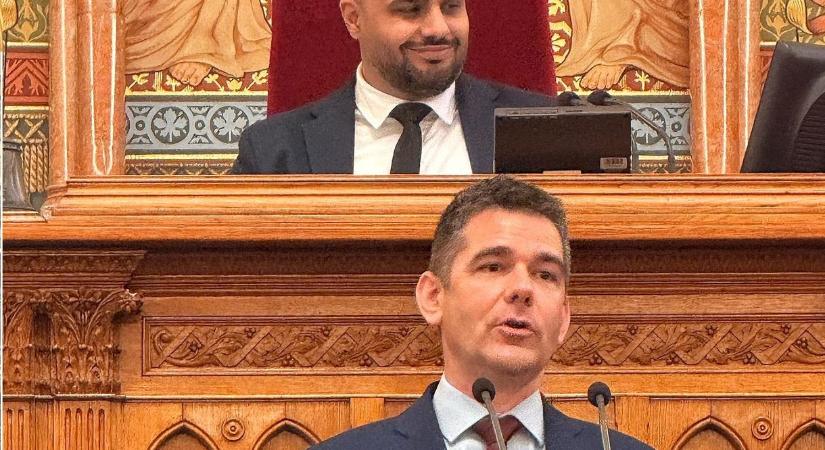 „Szimbolikus” – Radnai Márk fotót posztolt arról, hogy Novák Előd felszólalását a roma alelnök vezette le az Országgyűlésben