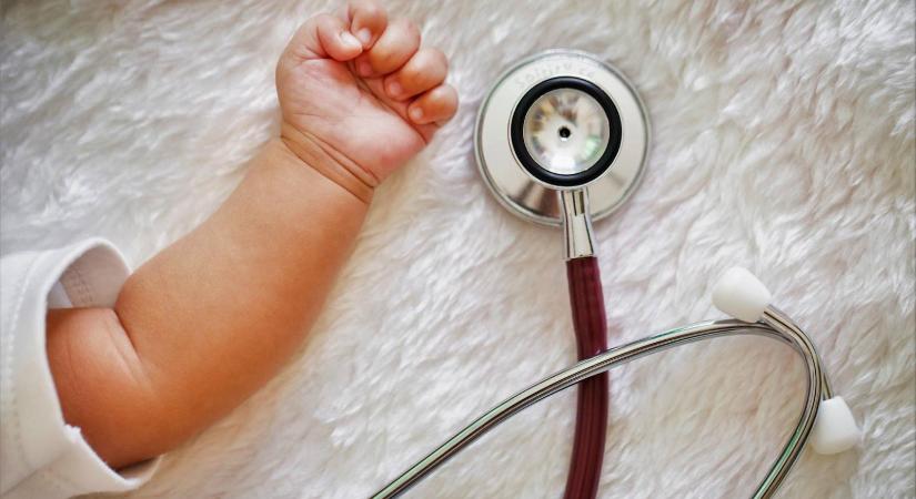 Az orvoshiány miatt praktizálhat újra a hamis oltási igazolásokkal lebukó doktornő