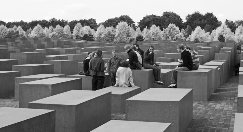 Berlin: Letartóztatták a Holokauszt-emlékműnél késelő radikális moszlim felbujtóját