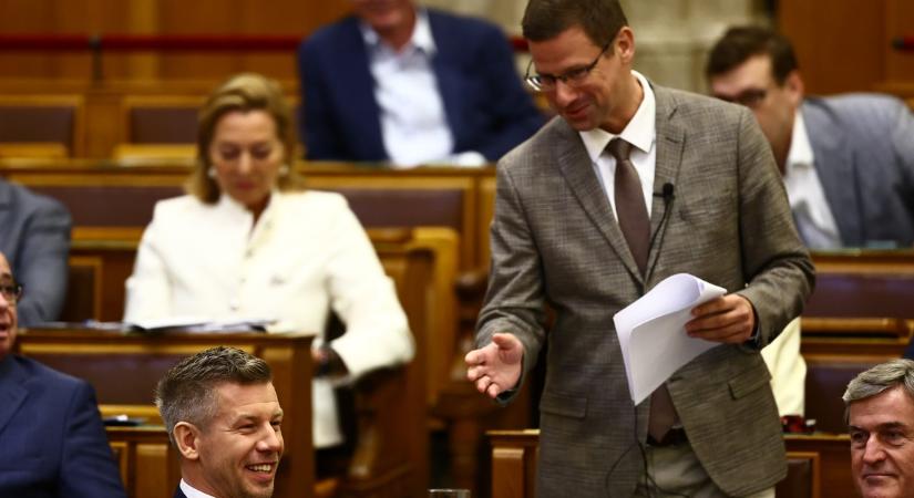Magyar és Gulyás csak a kezdet volt – fotókon a parlament legviccesebb pillanatai