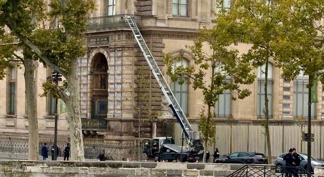 Megfilmesítik a Louvre tavalyi látványos ékszerrablását