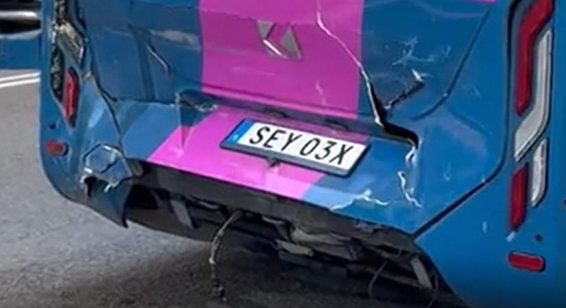 Első menetrend szerinti útján balesetezett az önvezető busz