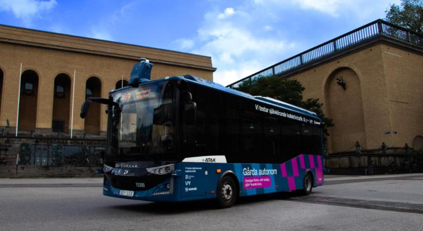 Egy órával az első utasok felszállása után karambolozott egy önvezető busz
