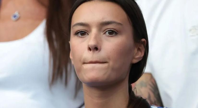 Beragyogta a stadiont, elbúcsúzik szexi focistafeleség Liverpooltól