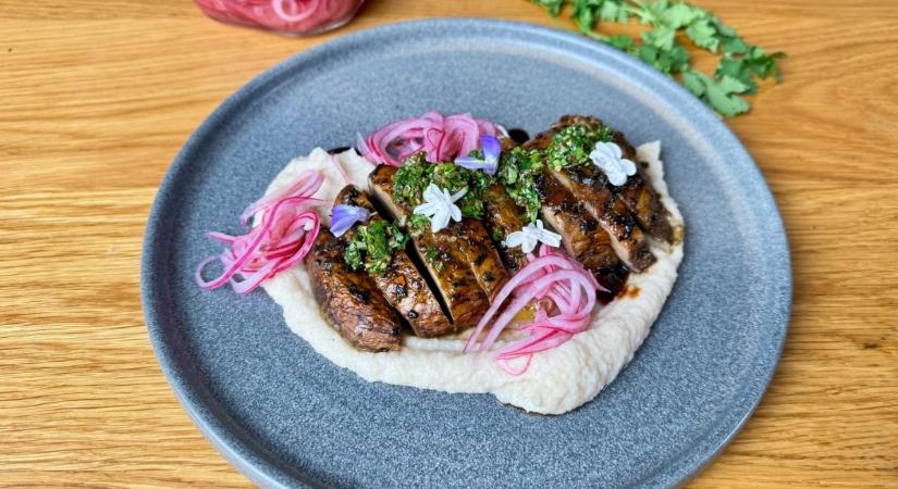 Portobello steak – selymes fehérbabos karfiolkrémmel és chimichurrival lesz a grillszezon sztárja