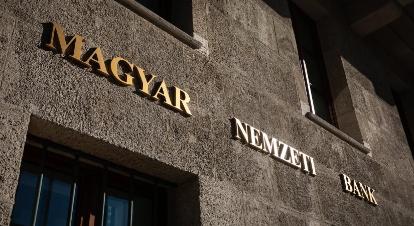 Hiába a rekordközeli kamatok, a magyarok többsége még mindig rossz helyen tartja a pénzét